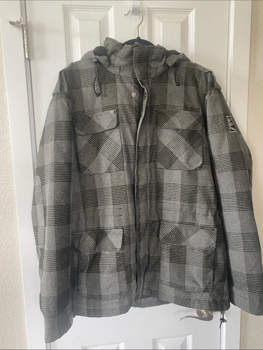 Billabong’s Men’s Gray Plaid Hooded 4 Pocket 1 inside Jacket With Adjustable Fit